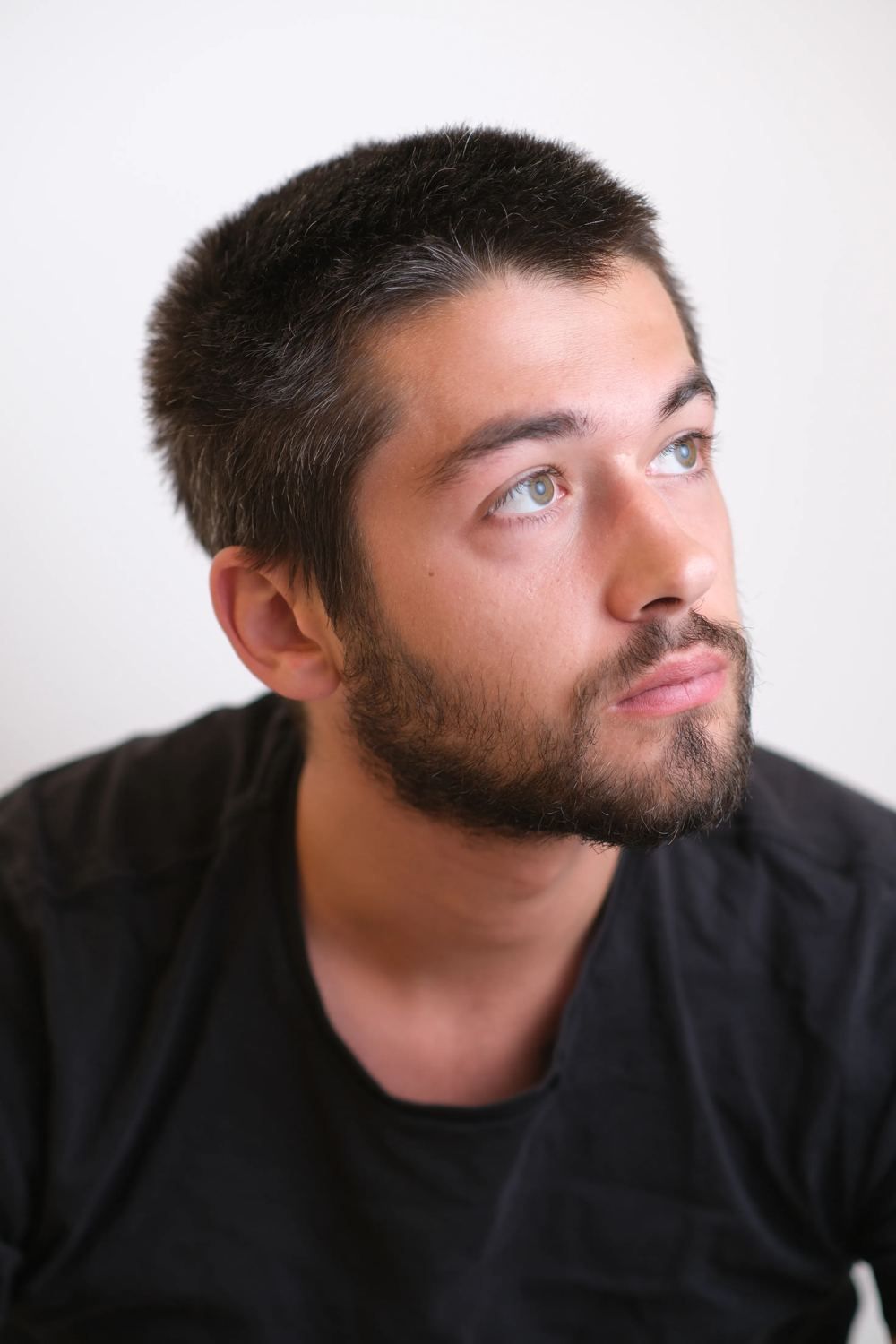 Portrait, regard levé